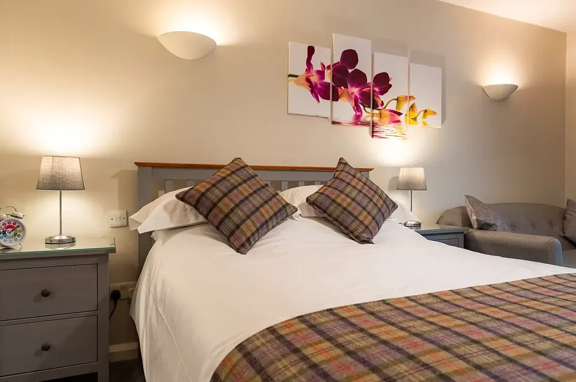 Cover image for Serviced Apartments vs Hotels: Which Is Better for Your Next UK Business Trip?